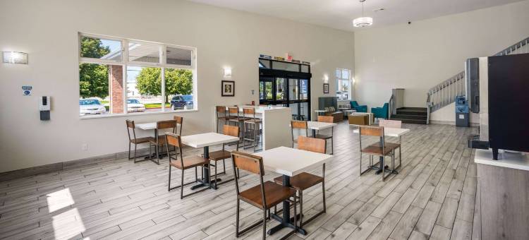 绿湾体育场附近美吟温德姆酒店(AmericInn by Wyndham Green Bay Near Stadium)图片