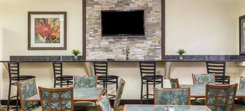 锡达拉皮兹柯林斯路凯艺酒店(Quality Inn at Collins Road - Cedar Rapids)图片