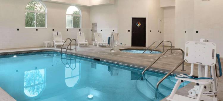 爱荷华锡达拉皮兹机场丽怡酒店(Country Inn & Suites by Radisson, Cedar Rapids Airport, IA)图片