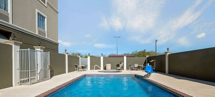 温德姆梅赛德斯奥特莱斯购物中心拉昆塔温德姆酒店套房(La Quinta Inn & Suites by Wyndham Mercedes Outlet Mall)图片