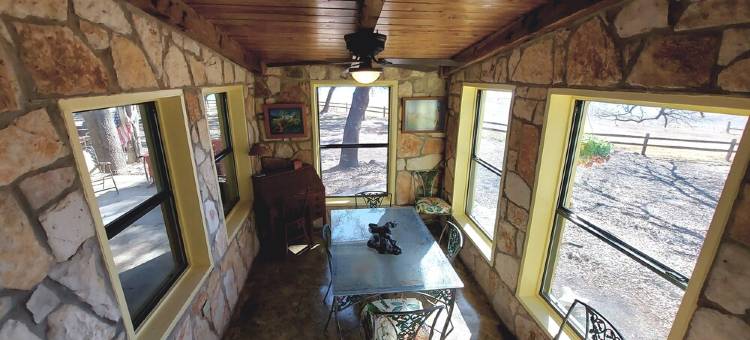 特拉维斯湖北岸温馨私密石屋(Cozy, private waterfront stone cabin on the north shore of Lake Travis)图片