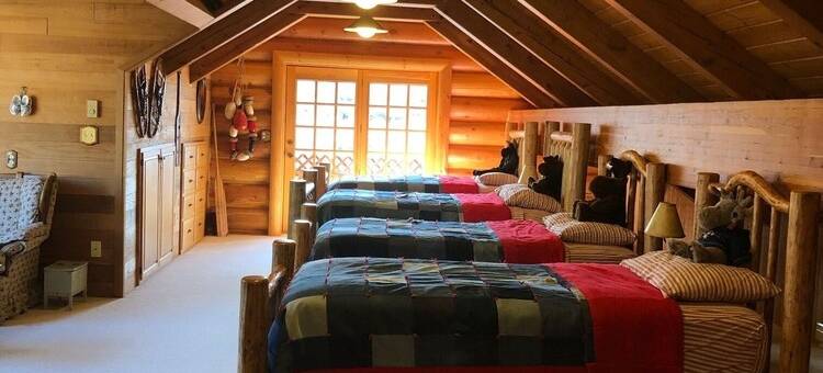Beautiful 5 Star Log Home on 15 Acres! Lake Views, Stocked Pond, 18 Miles to Ynp图片
