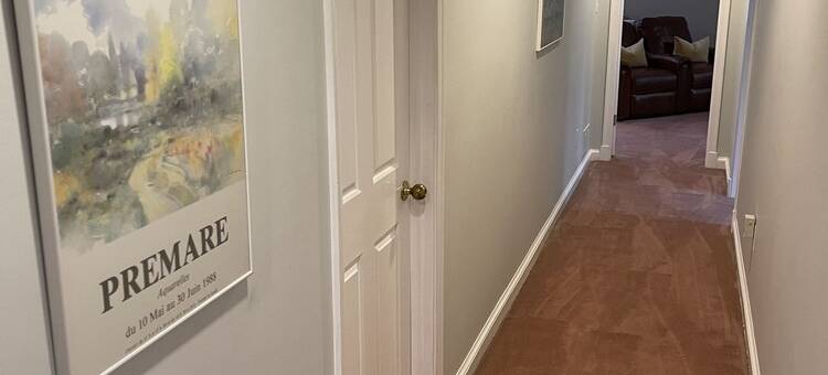 宽敞两卧室公寓，带套内浴室、独立入口、停车位和网球场(Roomy 2 Bedroom Apt. w/en Suite BA, Private Entry & Parking, Tennis Court)图片
