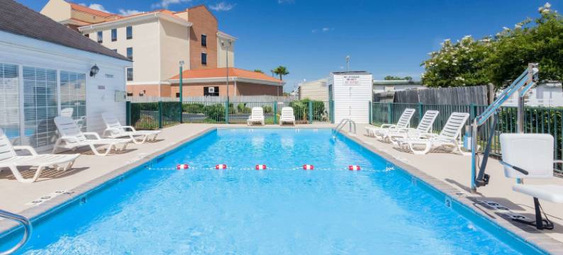 韦克罗斯温德姆呗盟酒店(Baymont by Wyndham Waycross)图片