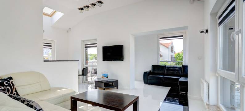 大教堂与房屋 - 日出公寓(Sunrise Apartments Close to the Beach & by Noclegi Renters)图片