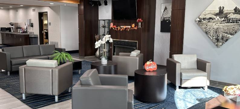 糖溪旅馆与套房(Sugar Creek Inn & Suites)图片