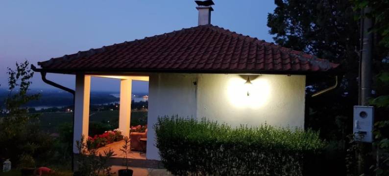 斯梅代雷沃的假日屋，带城市、花园和河景(Holiday House in Smederevo With City, Garden, and River Views)图片