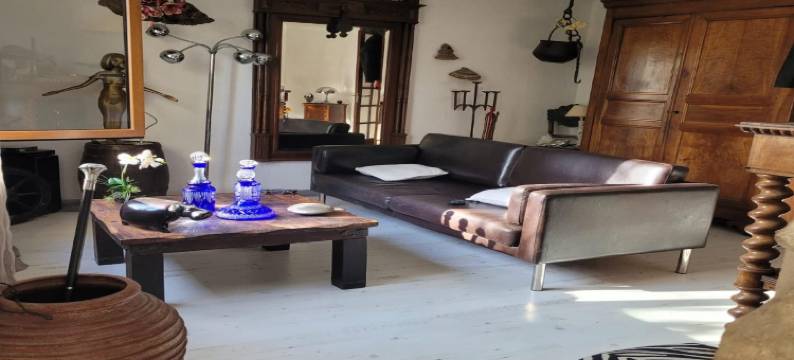 Majestic holiday home in Laroque with hot tub图片