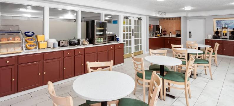 阿灵顿高地戴斯套房酒店(Days Inn & Suites by Wyndham Arlington Heights)图片