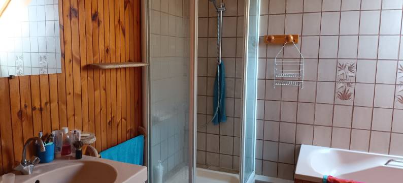 Single Bed with a Large Desk图片