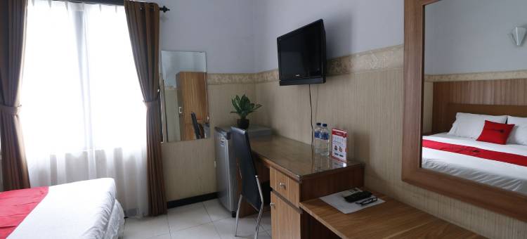 红多兹Plus酒店-近乌蒂普腾巴朗(RedDoorz Plus Near Undip Tembalang)图片