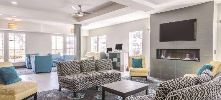 堪萨斯城机场拉昆塔温德姆套房酒店(La Quinta Inn & Suites by Wyndham Kansas City Airport)图片