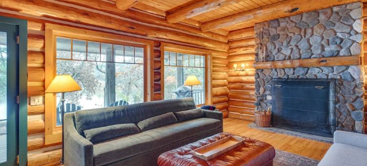 带码头和游戏房的Sugar River水边小屋!(Waterfront Sugar River Cabin w/ Dock & Game Room!)图片