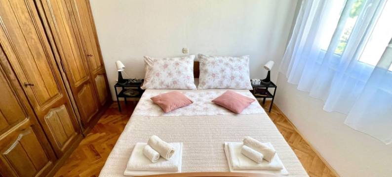 明亮舒适的公寓带阳台在卡斯特尔卢克西奇(Bright and Cozy Apartment With Balcony in Kastel Luksic)图片