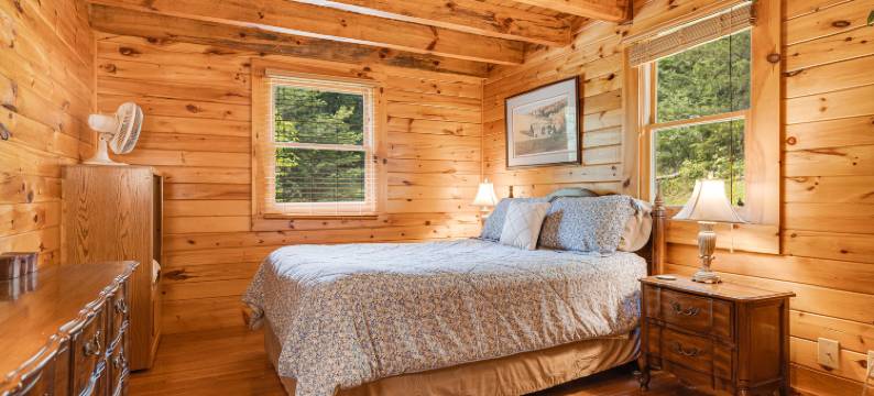 Tranquil Pond and Cozy Deck - Charming Rustic Retreat图片