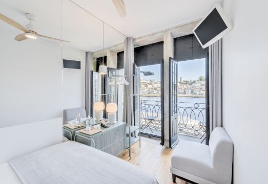 Oporto Street Fonte Taurina - Riverfront Suites Hotel Overview