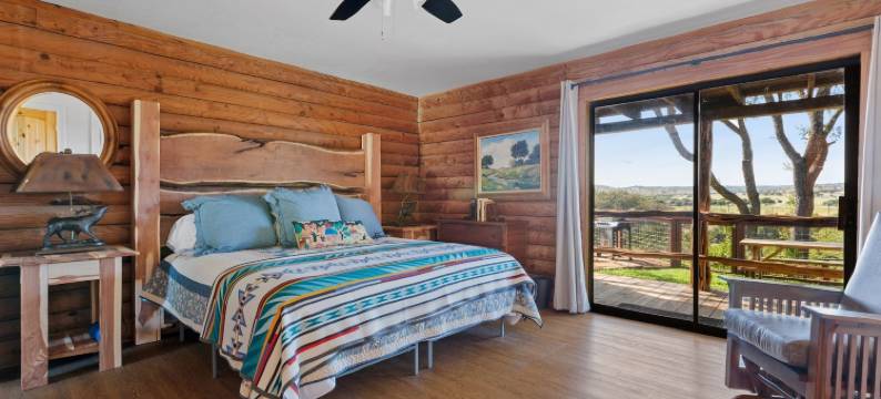 瓜达卢佩布拉夫原木小屋4卧室住宅 by RedAwning(Guadalupe Bluff Log Cabin 4 Bedroom Home by Redawning)图片