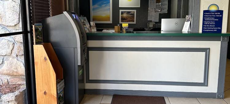 加特林堡市中心林荫道戴斯套房酒店(Days Inn & Suites by Wyndham Downtown Gatlinburg Parkway)图片
