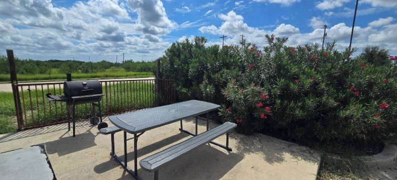 卡里索斯普林斯速8酒店(Super 8 by Wyndham Carrizo Springs)图片