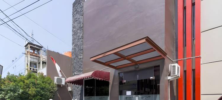 红多兹酒店-近帕萨尔帕吉(RedDoorz at la Mega Near Pasar Pagi Cirebon)图片