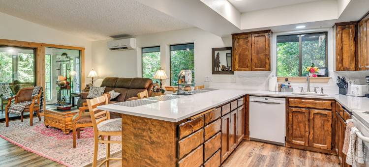 河畔林地小屋：树木和森林景观(Riverfront Woodland Cabin: Wooded & Forested Views)图片