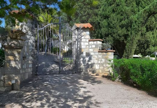 Authentic Villa Hotel Overview