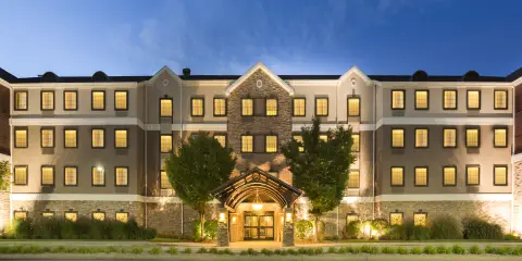 Staybridge Suites 托萊多 - 莫米