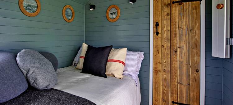 Shepherd's Hut on Llŷn Peninsula by Private Lake图片