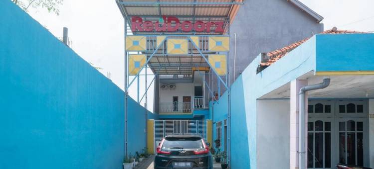 红多兹酒店-近RS米特拉克卢亚加瓦鲁(RedDoorz Near RS Mitra Keluarga Waru)图片