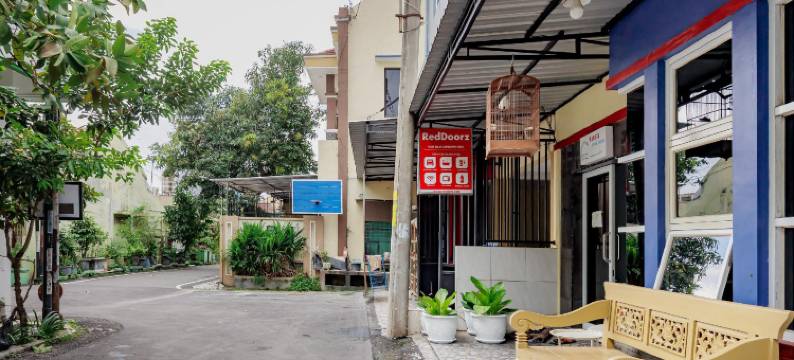 红多兹酒店-近梭罗阿迪苏西普托街(RedDoorz Near Jalan Adi Sucipto Solo)图片
