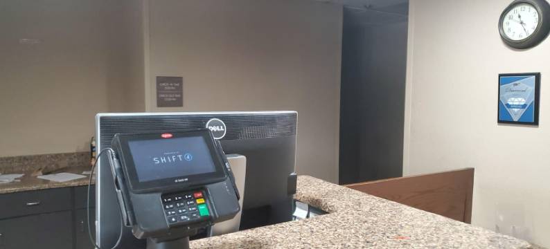 靠近I-70/I-77的剑桥客栈，由Capital O提供(Cambridge Inn by Capital O Near I-70 / I-77)图片