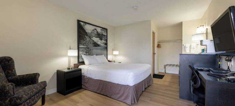 戈尔登温德姆速8酒店(Super 8 by Wyndham Golden)图片