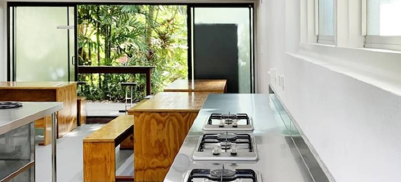 马格纳姆斯艾利滩-仅限大人。(Magnums Airlie Beach – Adults only)图片