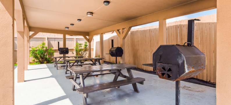 卡里索斯普林斯贝斯特韦斯特优质套房酒店(Best Western Plus Carrizo Springs Inn  Suites)图片