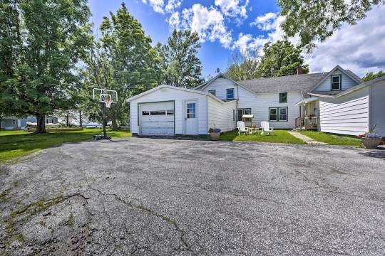 带共享码头和火坑的湖景胜地!(Lakefront Retreat w/ Shared Dock & Fire Pit!)