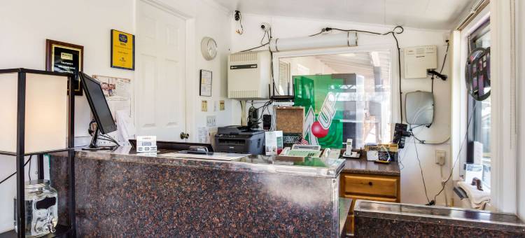 罗德威套房旅馆(Rodeway Inn & Suites Raton)图片