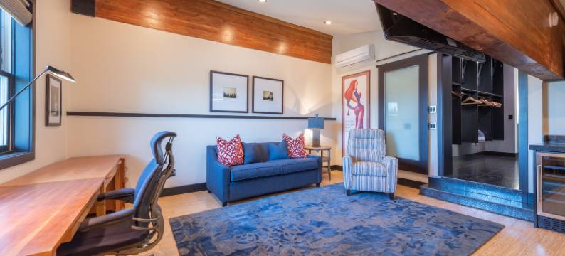 鹿谷步行可达徒步和骑行步道山景带烧烤架阳台顶层公寓(Deer Valley Penthouse, Mountain Views, Balcony with Grill, Walk to Hiking and Biking Trails)图片