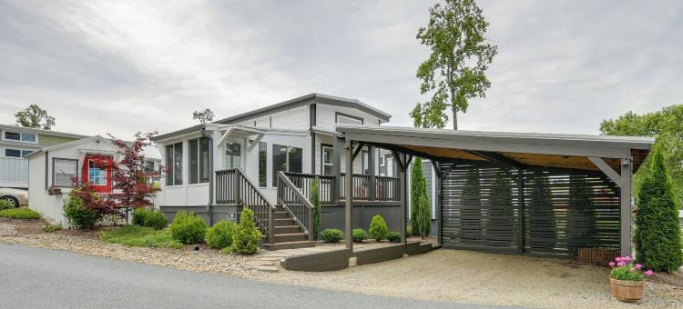 时尚平岩小屋：可使用泳池！(Flat Rock Tiny Home Fall Getaway with Grill!)图片