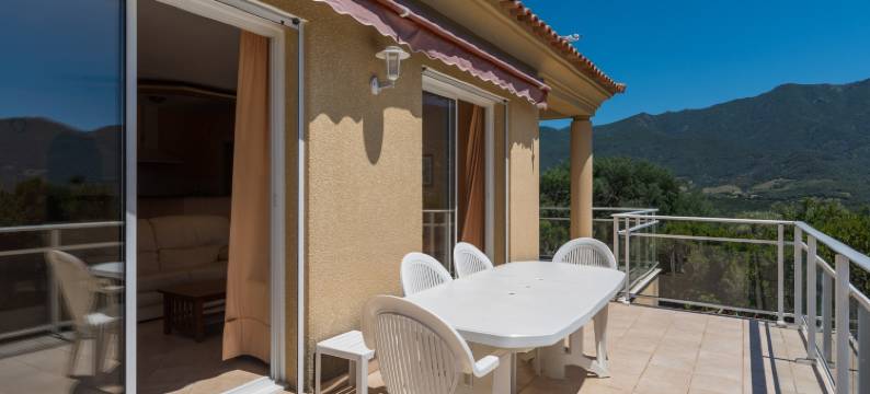 Spacious Villa with Pool图片