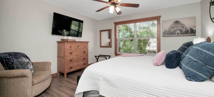 布兰森湖滨小屋：距离布兰森大道6英里！(6 Mi to Branson Strip! Lakefront Home with Fireplace)图片