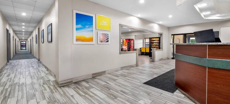 近堪萨斯赛道温德姆戴斯酒店(Days Inn by Wyndham Near Kansas Speedway)图片