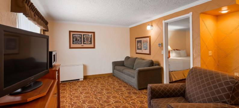 斯特吉斯小屋及套房酒店(Sturgis Lodge and Suites)图片