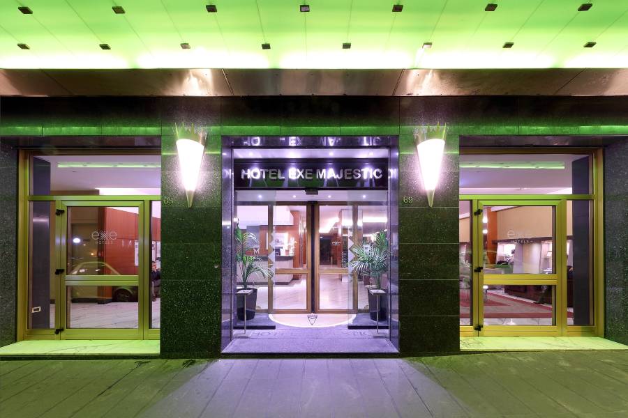 雄偉酒店