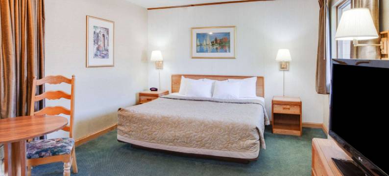 麦基诺城-海滨区速8酒店(Super 8 by Wyndham Mackinaw City/Beachfront Area)图片