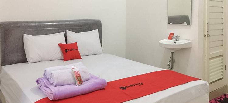 红多兹酒店-近RS米特拉克卢亚加瓦鲁(RedDoorz Near RS Mitra Keluarga Waru)图片