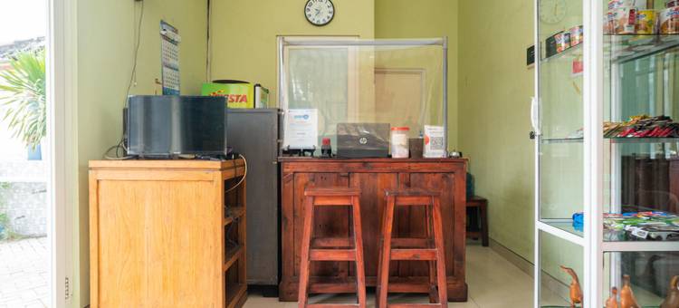 红多兹酒店-近诗都阿佐太阳城购物中心(RedDoorz Syariah Near Suncity Mall Sidoarjo)图片