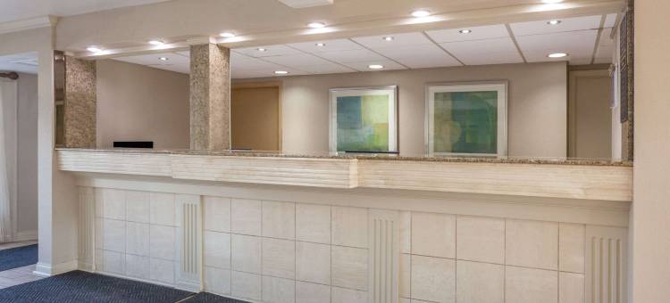 罗斯维尔/底特律地区温德姆戴斯套房酒店(Days Inn & Suites by Wyndham Roseville/Detroit Area)图片