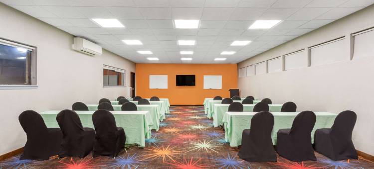 伍德伯里长岛戴斯酒店(Days Inn by Wyndham Woodbury Long Island)图片