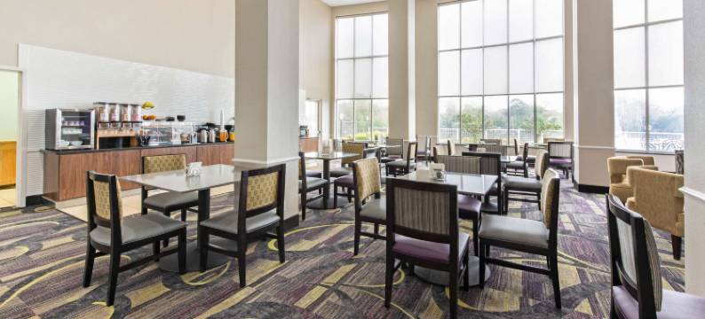 布里奇市拉昆塔温德姆套房酒店(La Quinta Inn & Suites by Wyndham Bridge City)图片