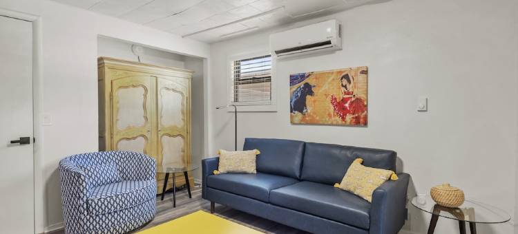 Downtown Blonde Bungalow w/Fully Fenced BIG YARD, AC, W/D, 2 Samsung Smart TVs图片